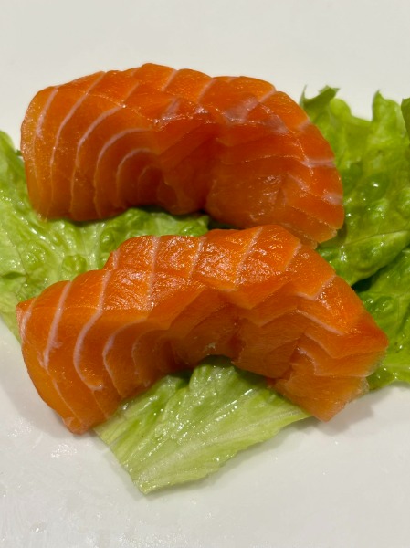 24. Sashimi saumon