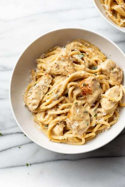 Ita9. Linguine with chicken fillet, cream, and truffle