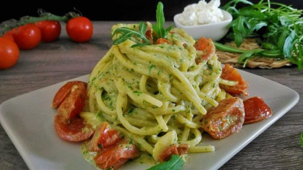 Ita11. Linguine with chicken fillet, pesto, cherry tomatoes, and cream