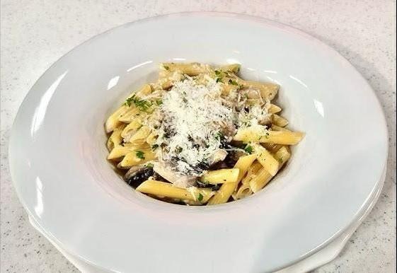 Ita13. Penne with cream and prosciutto