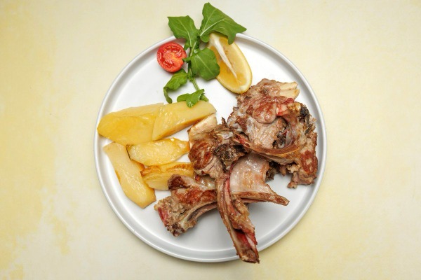 Ita23. Grilled lamb with French fries