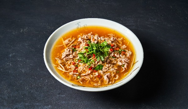 44. Sliced Beef in Hot and Sour Soup with Enoki mushroom 🌶🌶🌶