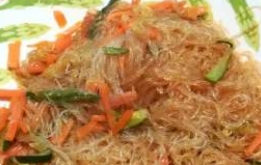 2023. Spaghetti di soia con verdure