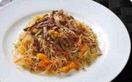 2022. Spaghetti di riso con manzo