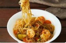 2024. Spaghetti di soia con frutti di mare