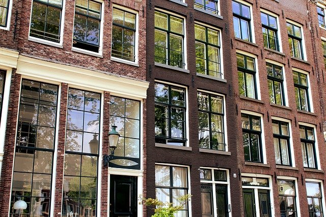 Een hoek kozijn in Amsterdam - VICTMAR stalen kozijnen, deuren en ramen met  glas