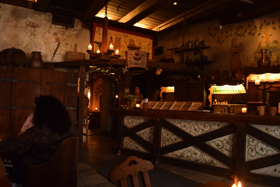 Almuerzo medieval en el centro de Tallin, Estonia