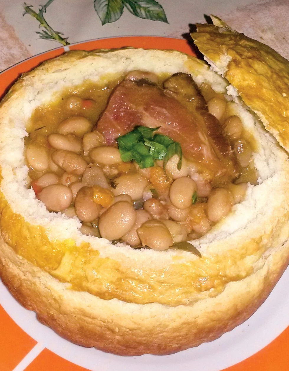 Una interesante receta rumana, el Ciorba de fasole cu ciolan in paine