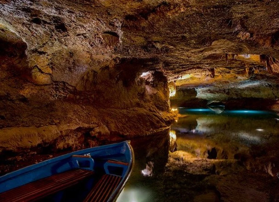 Un paseo en barca por un río subterráneo...
