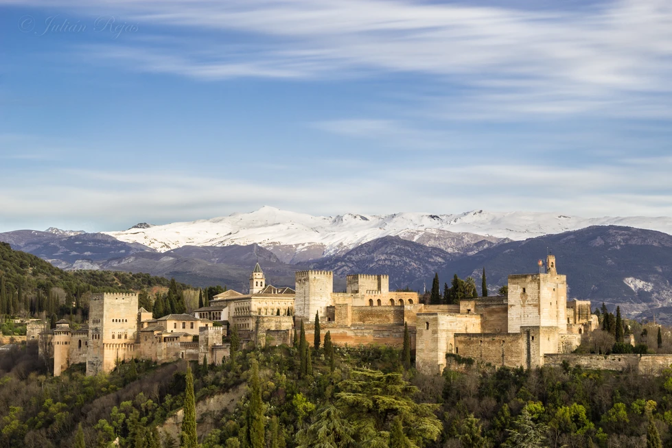 ¿Quién construyó la Alhambra de Granada?