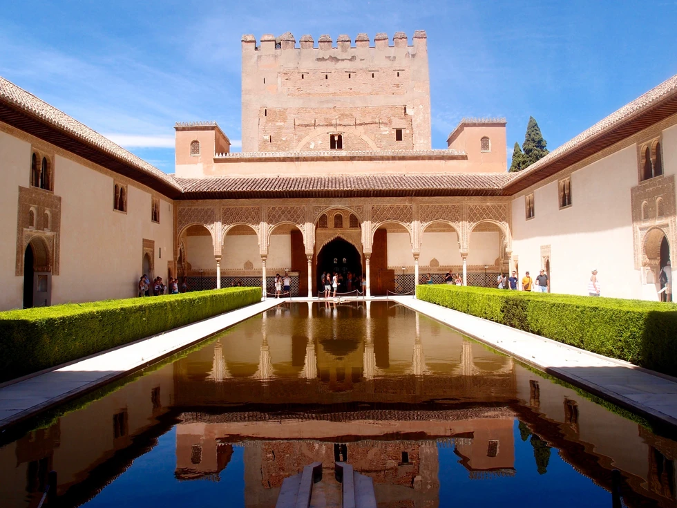 ¿Quién construyó la Alhambra de Granada?