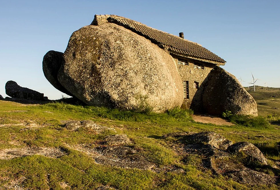 La curiosa casa de piedra (Casa do Penedo)