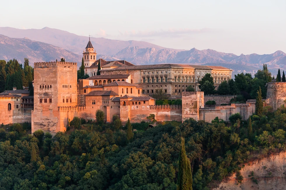 ¿Quién construyó la Alhambra de Granada?
