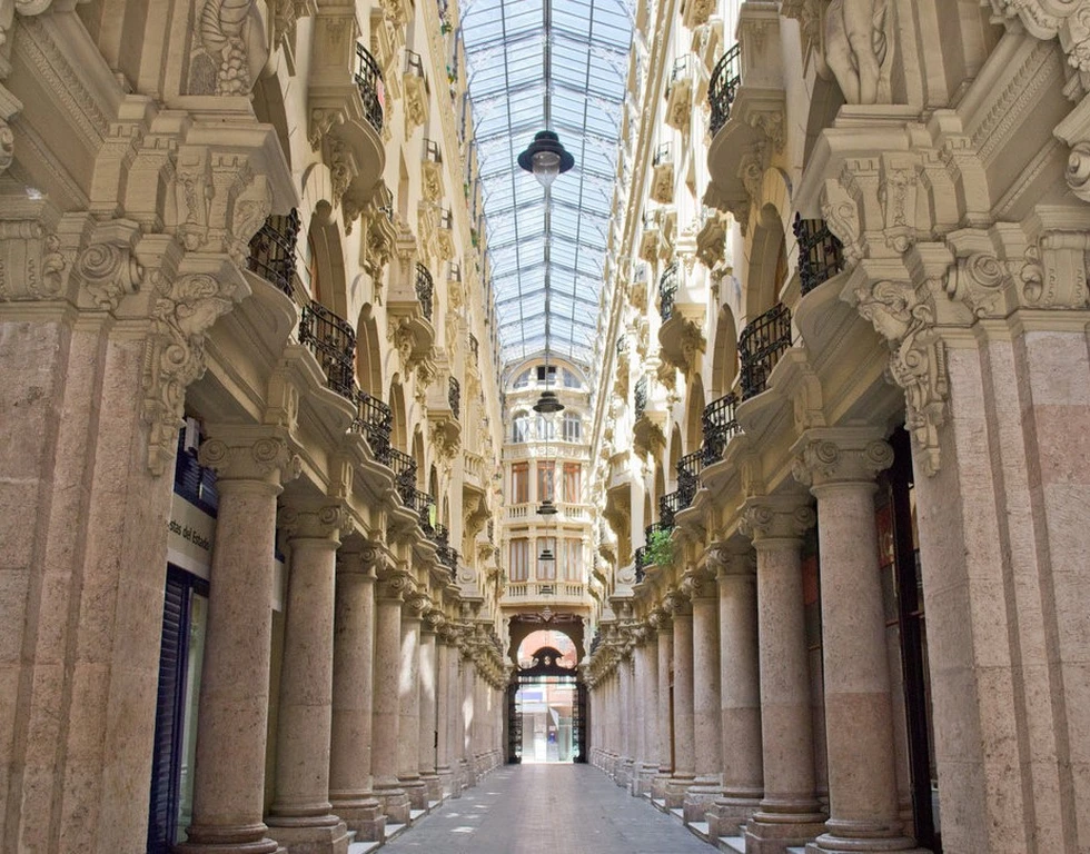 Pasaje de Lodares, una de las tres únicas galerías modernistas en España