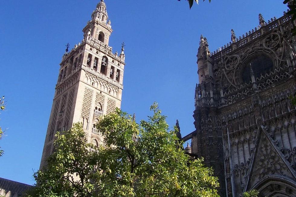 ¿Quién construyó la Giralda de Sevilla?