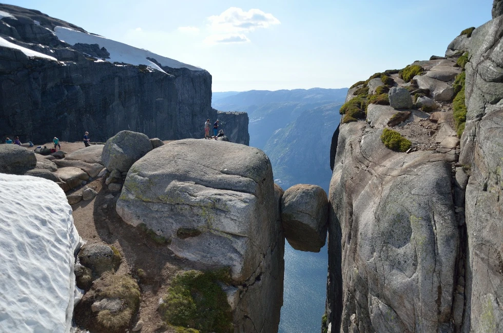 Kjeragbolten, la roca en el abismo...