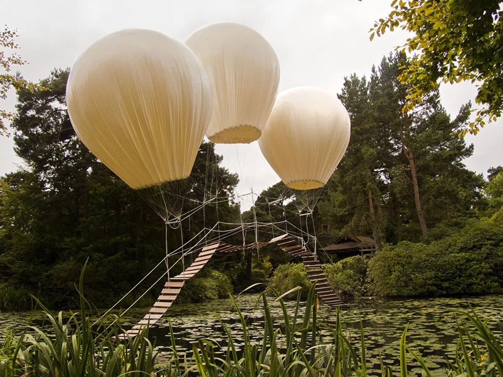 ¿Puente sustentado por globos? Pues sí...