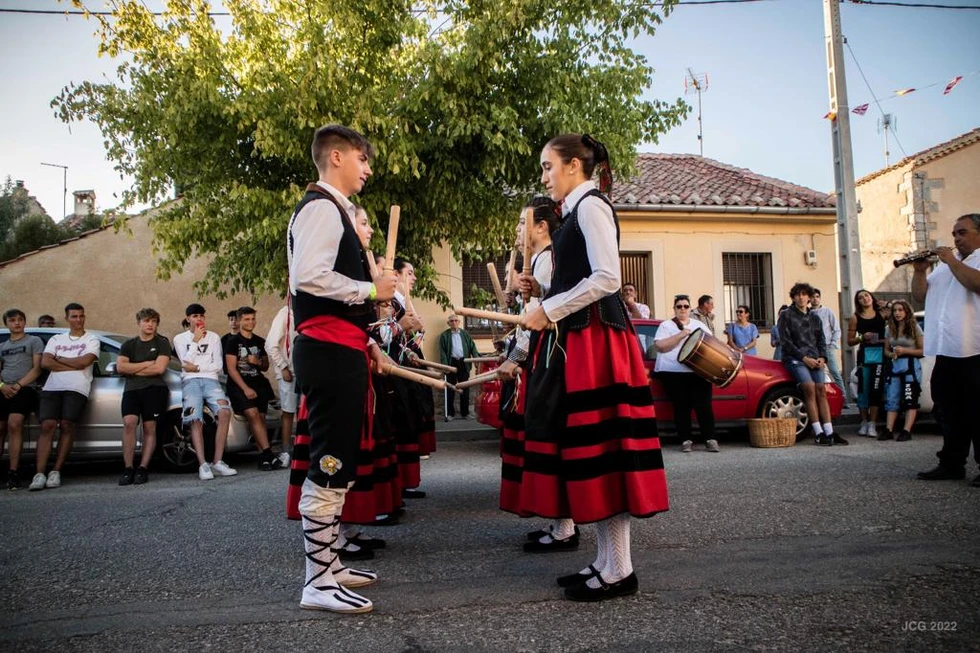 El paloteo, una danza de origen guerrero