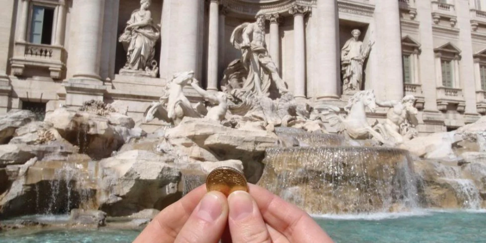 Dato curioso sobre la Fontana di Trevi y sus monedas.