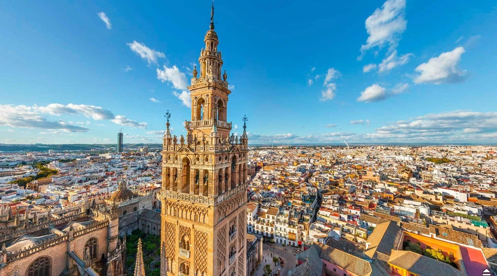 ¿Quién construyó la Giralda de Sevilla?