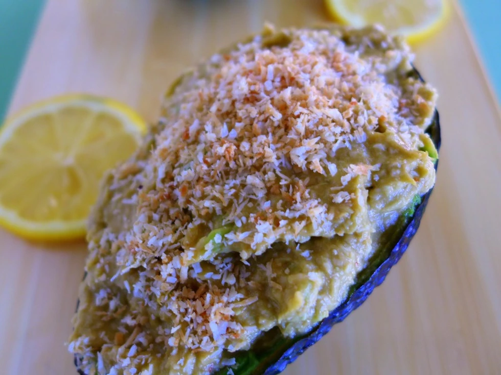 Aguacate relleno de atún: Un aperitivo exquisito de Guinea Bissau...