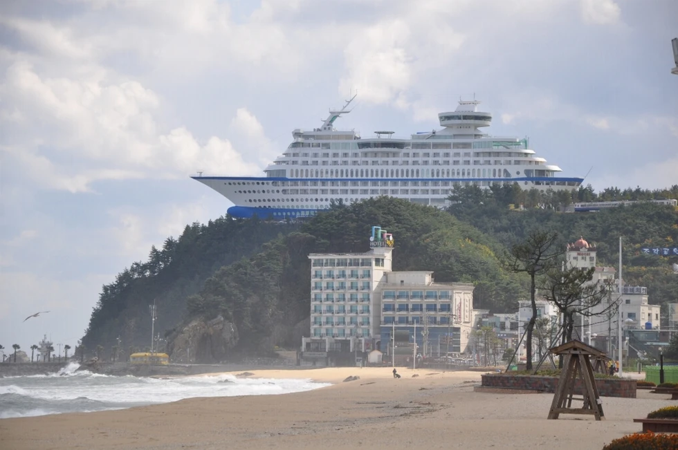 Un hotel con forma de crucero...¡y en tierra!