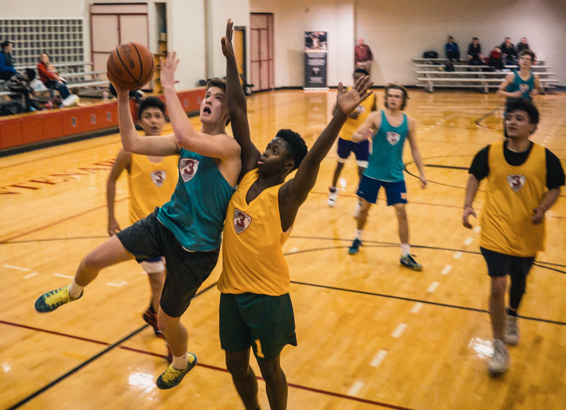 Basketbal wedstrijd met jeugd spelers met een lay up