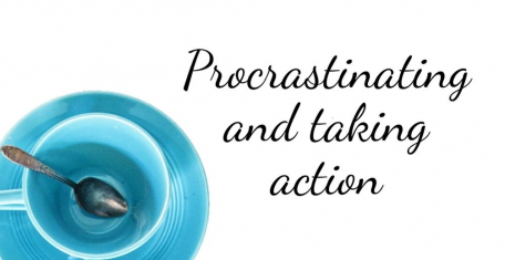 Procrastinating and taking action | Coaching and courses for introverted entrepreneurs