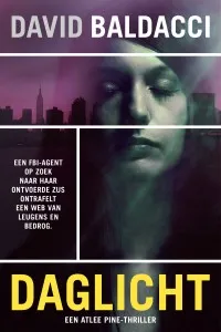 De omslag afbeelding van het boek Thrillertopper schrijft met Daglicht derde deel in Atlee Pine-serie