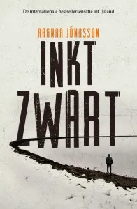 De omslag afbeelding van het boek IJslandse thrillermeester brengt inktzwarte thriller uit
