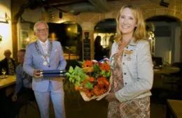 De omslag afbeelding van het boek Simone van der Vlugt Koninklijk onderscheiden