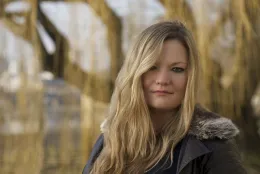 Catriona Ward_auteursfoto_(c) Robert Hollingworth_kleur.jpg