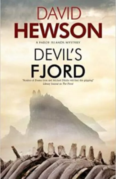 De omslag afbeelding van het boek Hewson strijkt neer op de Faeröer eilanden