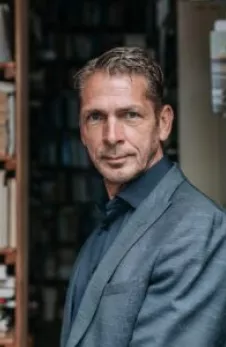 Eric-Bakker-auteursfoto-200x300.jpeg