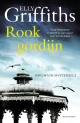 rookgordijn elly griffiths thriller recensie thrillzone spanning boek.jpg