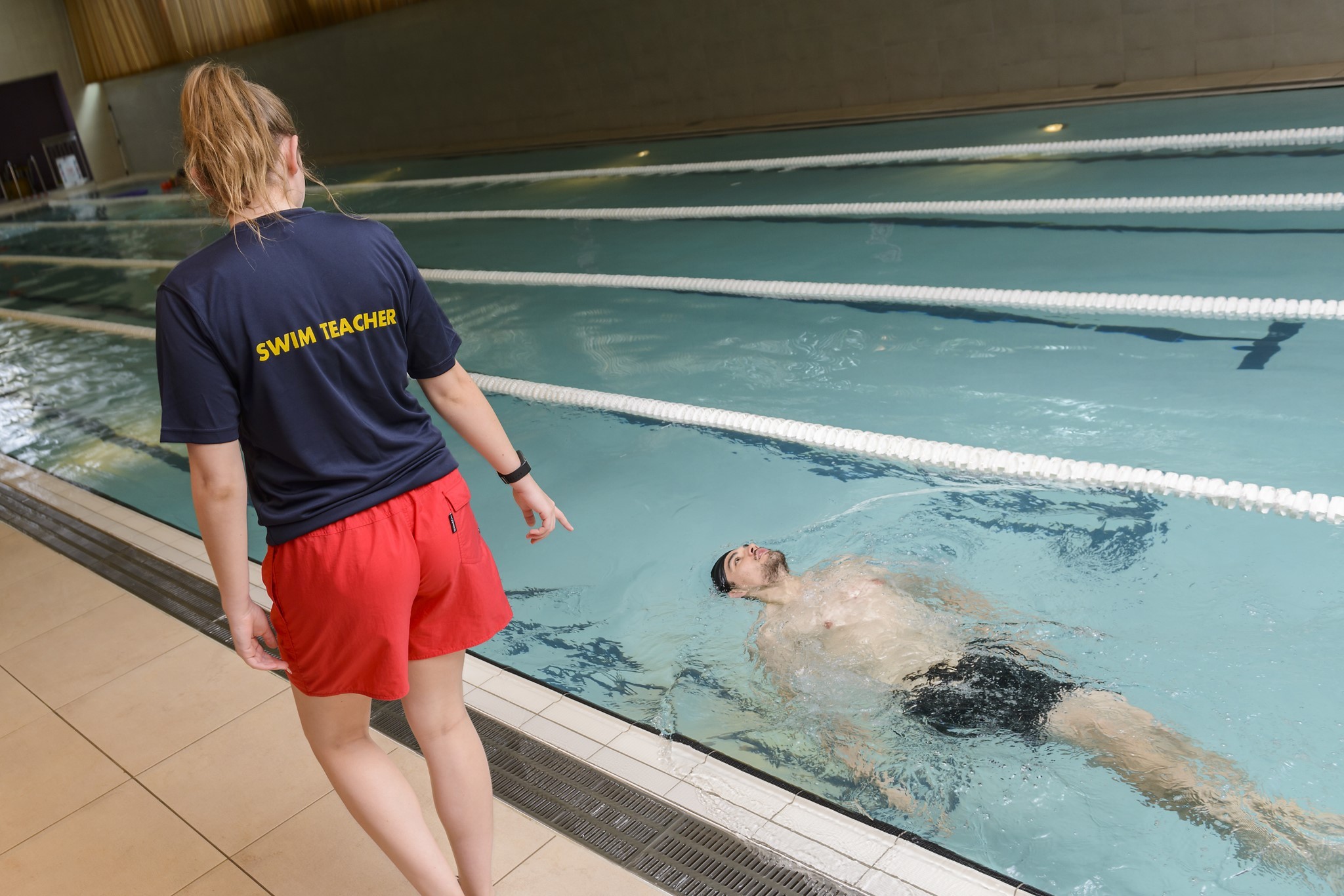 Adult learning to swim at Dublin Swimming pool