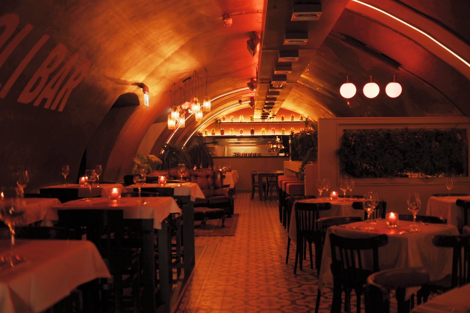 Ravioli Bar Utrecht restaurant gedekte tafels kaars licht =