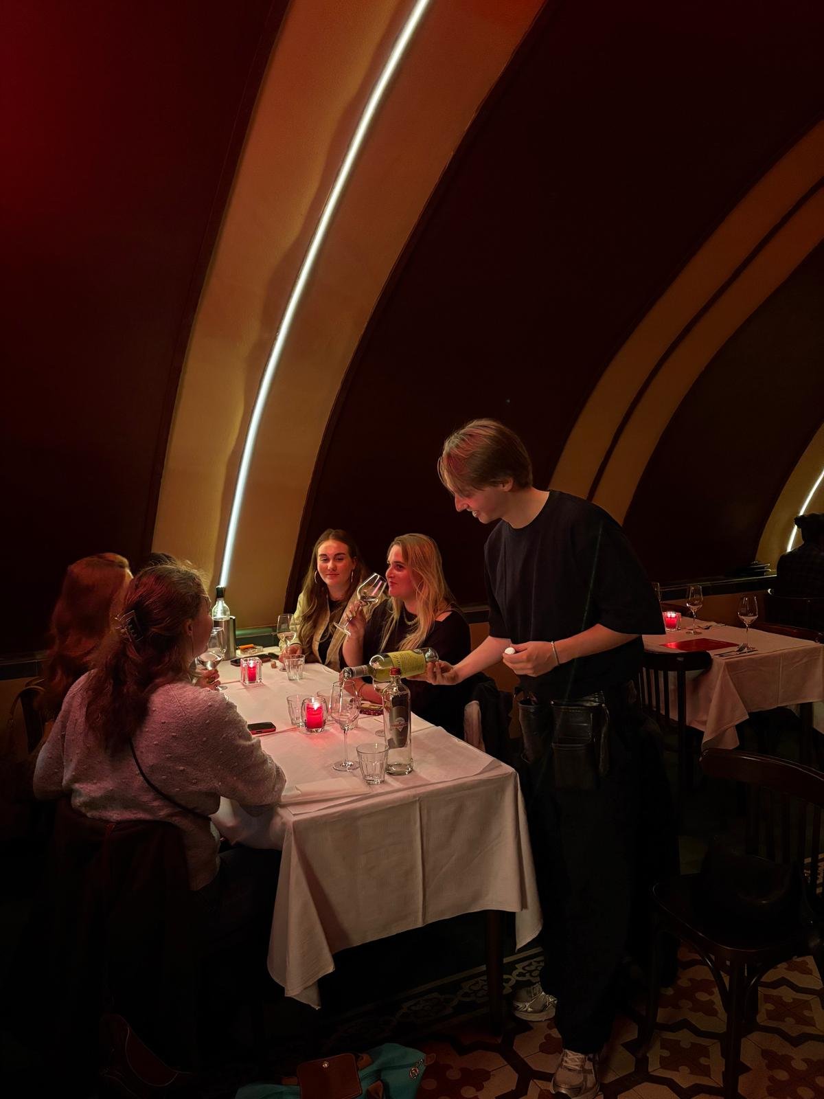 Ravioli Bar Utrecht Samen tafelen wijn drinken dineren
