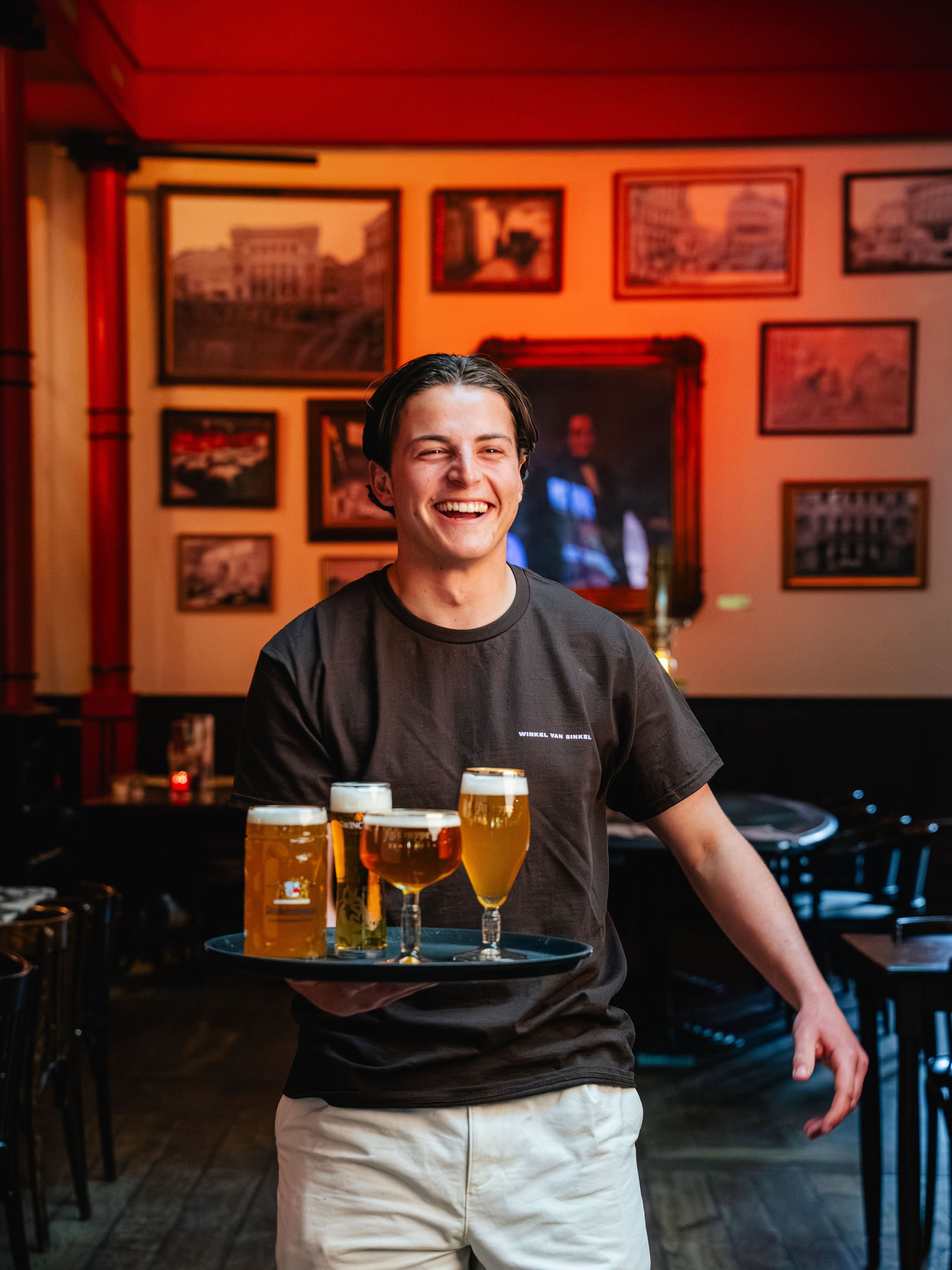 Medewerker bediening Winkel van Sinkel bier