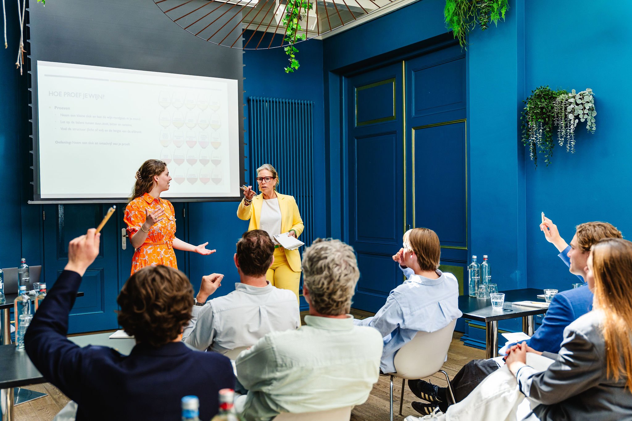 Vergadering in de Tuinzaal van de Winkel van Sinkel in Utrecht