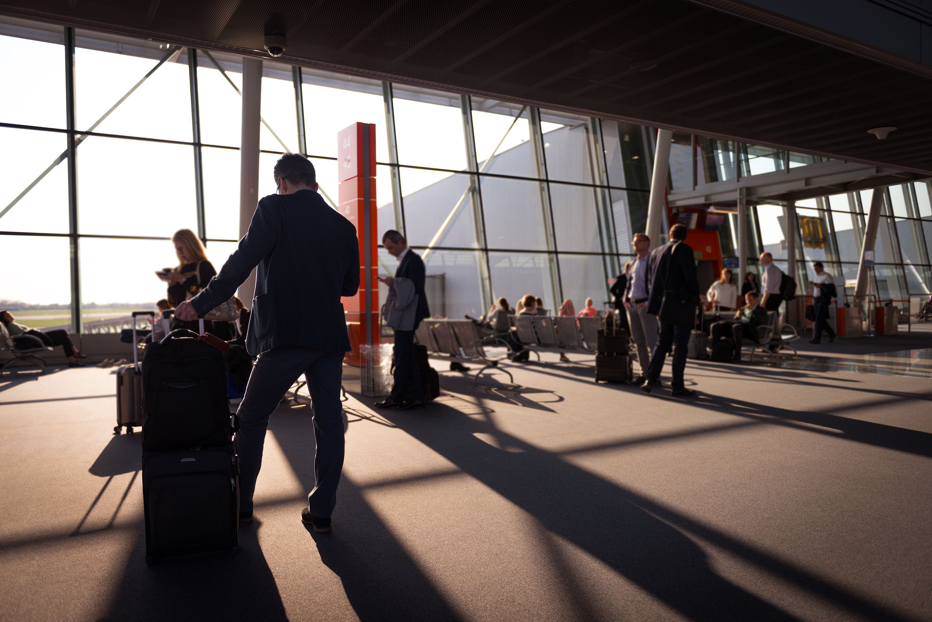 Airport Transfer vs Ride-Hailing in Europe: When Each Makes Sense