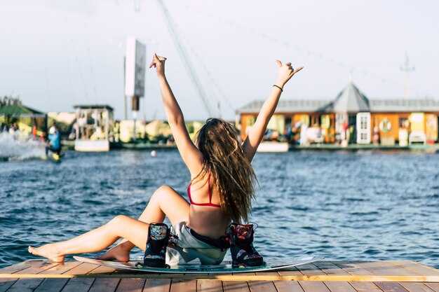 Opouštím práci od 9 do 5 a jdu na život na výletní lodi – Jak cestuji, jezdím na tobogánech a FlowRideru a pracuji jako barman na palubě