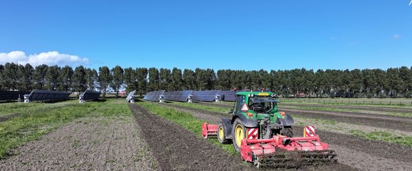 zonnepark-symbizon-almere-tractor