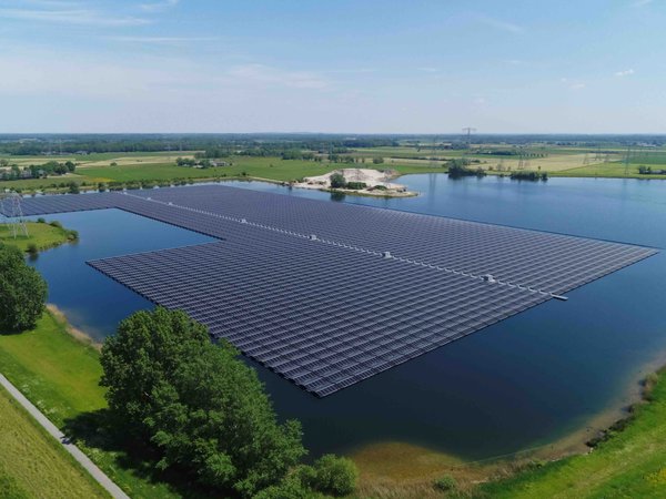 Zonnepark op water in Zwolle in samenwerking met lokale energie coöperatie blauwvingerenergie