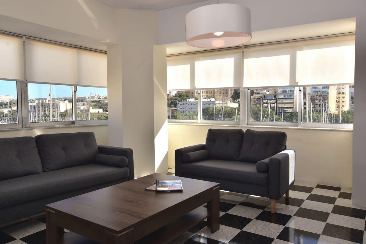 Bright and Central 2 Bedroom with Harbour view