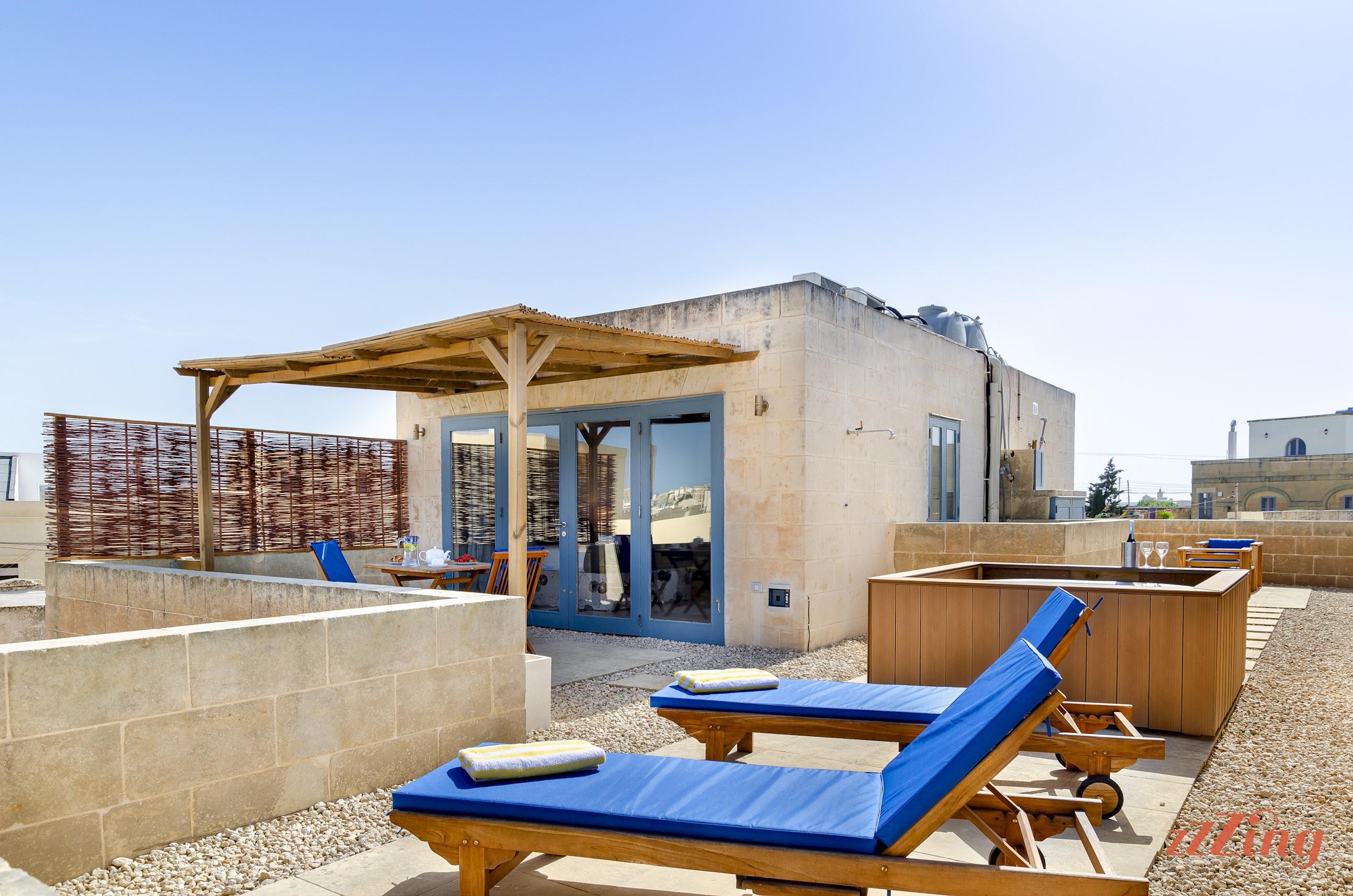 Gozo PH w/private Rooftop Jacuzzi, Terrace & Views